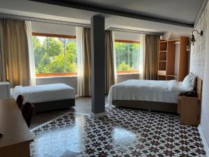 特拉布宗The North Trabzon的酒店客房带两张床和两个窗户