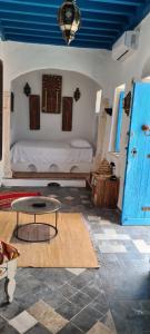 乌姆苏克Dar Michèle Djerba的一间设有床铺和桌子的房间
