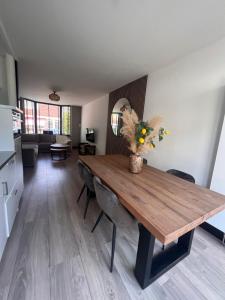 赞丹Casa Xabia的厨房以及带木制餐桌的起居室。