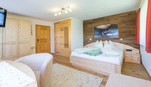 拉姆绍达赫斯坦Pension Glöshof的卧室设有白色的床和木墙