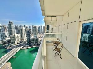 迪拜Dubai Marina Continental tower的市景阳台配有椅子