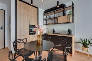 格但斯克Downtown Apartments Garnizon的厨房以及带桌椅的用餐室。