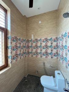 大诺伊达SRH HOTEL的浴室设有卫生间,墙上铺有瓷砖。