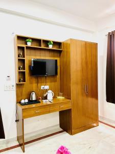 大诺伊达SRH HOTEL的客房设有一张木桌和一台电视机