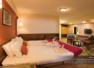 图利凯尔杜利克尔度假酒店的酒店客房带一张大床,带毛巾