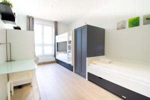 卡德赞德-班得登霍夫公寓的一间卧室设有两张双层床和一扇窗户。