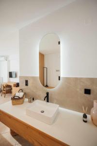 伊古迈尼察Thirsty Dog Urban Port Studios的浴室设有白色水槽和镜子