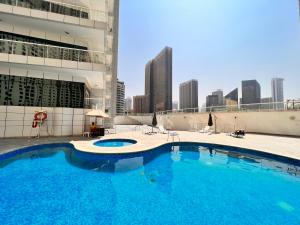 迪拜Dubai Marina Continental tower的大楼屋顶上的大型游泳池