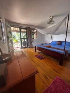 高龙撒冷岛Mangrove Beach Bungalows的一间卧室配有一张带天蓬的床
