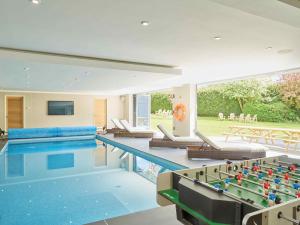 Charlton KingsCheltenham's Most Luxurious House的一个带2张桌子和游泳池的大型游泳池