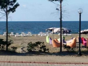 萨卡里亚Kocaali Sun Otel的海滩上设有椅子和遮阳伞,还有大海