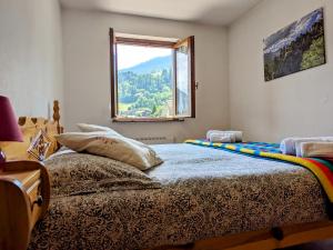 托尔诺Lovely 4 bedroom villa with amazing views!的一间卧室设有两张床和窗户。