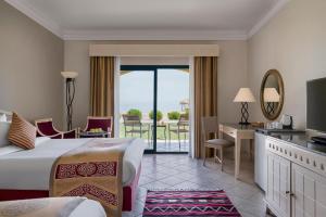塔巴贝维尤塔巴高地度假村的酒店客房设有一张床,享有海景。