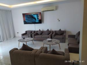 塞拉莱Salalah Beach Villas的客厅配有两张沙发和两张桌子