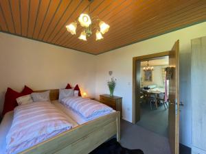 拉登泰因Landhaus Schönblick的一间卧室设有一张带木制天花板的大床