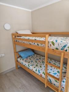 德尼亚Casa Giulia的小型客房配有2张双层床和1张床