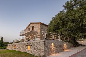 凯里翁Arca Villa - Enchanting Sunset!的石墙顶部的房子
