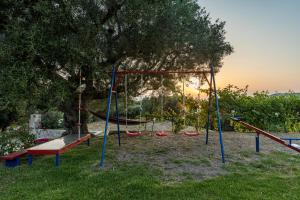 凯里翁Arca Villa - Enchanting Sunset!的公园内带秋千的游乐场