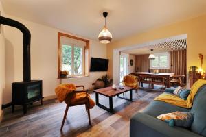 热拉梅Granit'Home的带沙发和壁炉的客厅