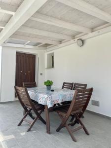 CorazzelloVilla Claudia - appartamento A的餐桌、椅子和桌子