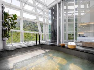 礁溪风华渡假酒店-礁溪馆的带浴缸的大窗户