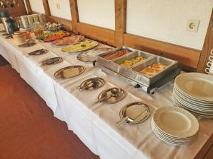 霍恩Landhotel Westerwaldgrill的一张带盘子和食物的自助餐桌