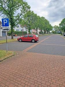 霍恩Landhotel Westerwaldgrill的停在街道边的红色汽车