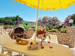 圣塔·马里亚·迪·帕尔玛Luna & Sole的一张桌子,上面放着一碗水果和一把雨伞