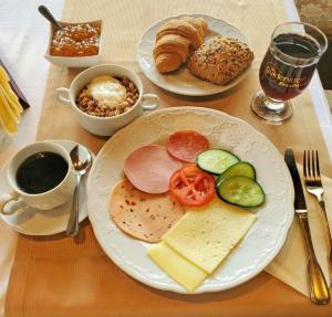 霍恩Landhotel Westerwaldgrill的餐桌,包括两盘早餐食品和一杯咖啡
