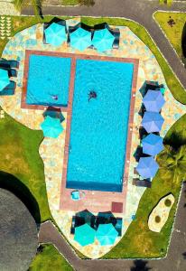 ElminaLemon Beach Resort的享有蓝色海水游泳池的上方景色