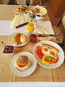 霍恩Landhotel Westerwaldgrill的一张桌子,上面放着早餐盘