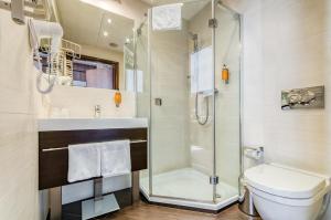 克拉科夫秋千酒店的带淋浴和卫生间的浴室