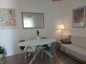 圣阿尔坎杰洛-迪罗马涅Casetta Mia - Holiday Family House的客厅配有桌子和沙发