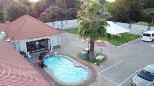 弗里尼欣Lifestyle Lodge Hotel的停车场游泳池的顶部景色