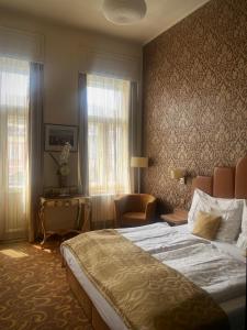 多玛泽里塞金色蜜蜂酒店的酒店客房带一张大床和一把椅子