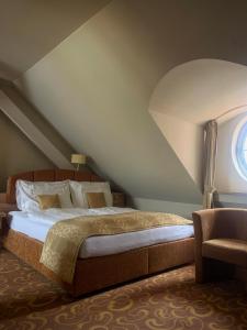 多玛泽里塞金色蜜蜂酒店的一间卧室设有一张床和一个窗口