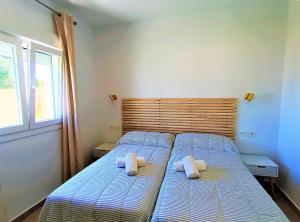 科尼尔-德拉弗龙特拉Villas Florida的一间卧室配有一张带两个枕头的床