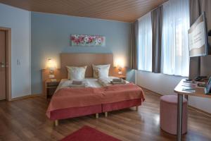 奥伯霍夫奥伯霍夫斯驰洛斯伯格酒店的一间卧室配有一张带红色毯子的大床