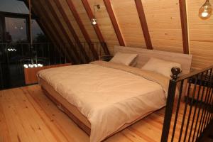 特拉布宗Private Bungalow的木地板客房的一张床位