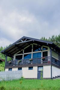 瓦特拉多尔内Tiny House Todireni的度假屋设有阳台和围栏