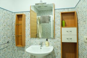 维戈Alojamiento Pichi的一间带水槽和镜子的浴室