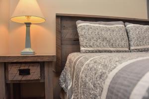 乔治湖Adirondack Sunrise Lodge的一间卧室配有一张带台灯的床铺,