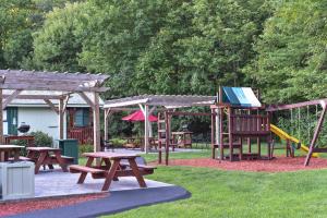 乔治湖Adirondack Sunrise Lodge的一个带野餐桌和游乐场的公园
