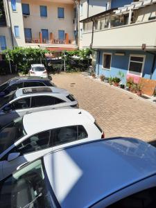 切塞纳蒂科Hotel Ambra的停在停车场的一排汽车