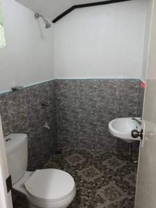 圣维森特Bundal Riverside Room #3的一间带卫生间和水槽的浴室