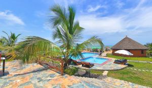 ElminaLemon Beach Resort的一个带游泳池和棕榈树的度假村