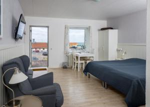 瓦尔普松哈瓦普桑德法格库酒店的一间卧室配有一张床、一把椅子和一张桌子