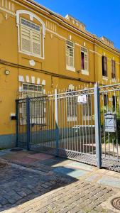 里约热内卢Rio Hostel 40 Graus的黄色建筑前的围栏