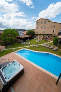 帕拉莫斯Hotel Sant Joan的一座大型游泳池,其建筑背景为: