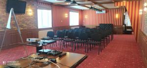 克列缅丘格克莱明酒店的会议室,里面摆放着椅子和讲台